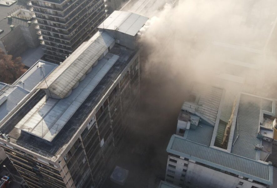 Incendio en edificio de Plaza de Armas