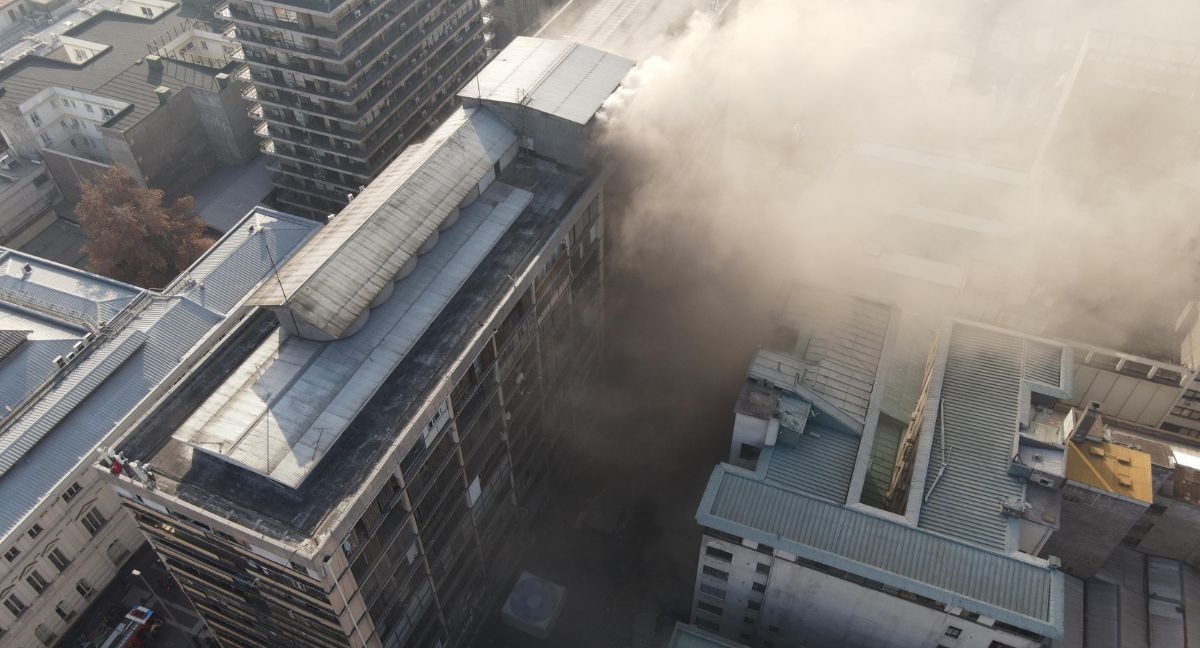 Incendio en edificio de Plaza de Armas