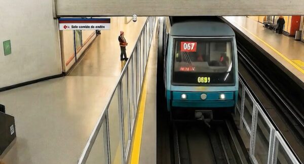 Puertas en andén de Línea 1 de Metro.