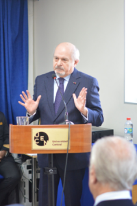 Pedro Cateriano dando su charla sobre la alianza Chile-Perú