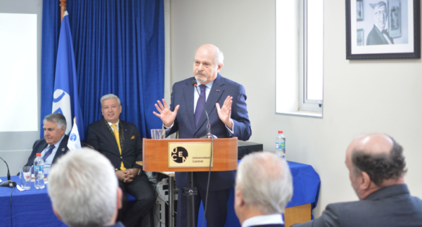 Pedro Cateriano dando su charla sobre la alianza Chile-Perú