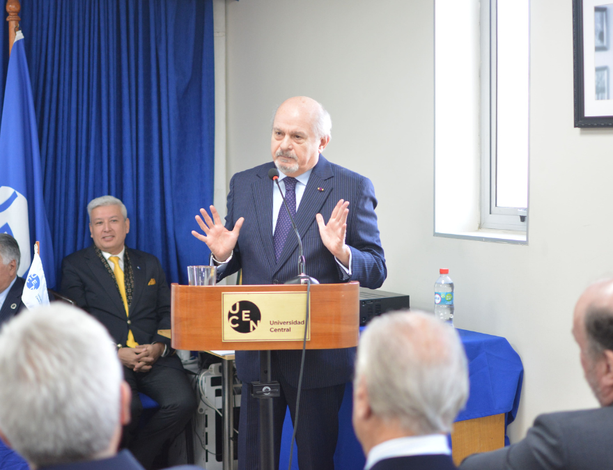 Pedro Cateriano dando su charla sobre la alianza Chile-Perú