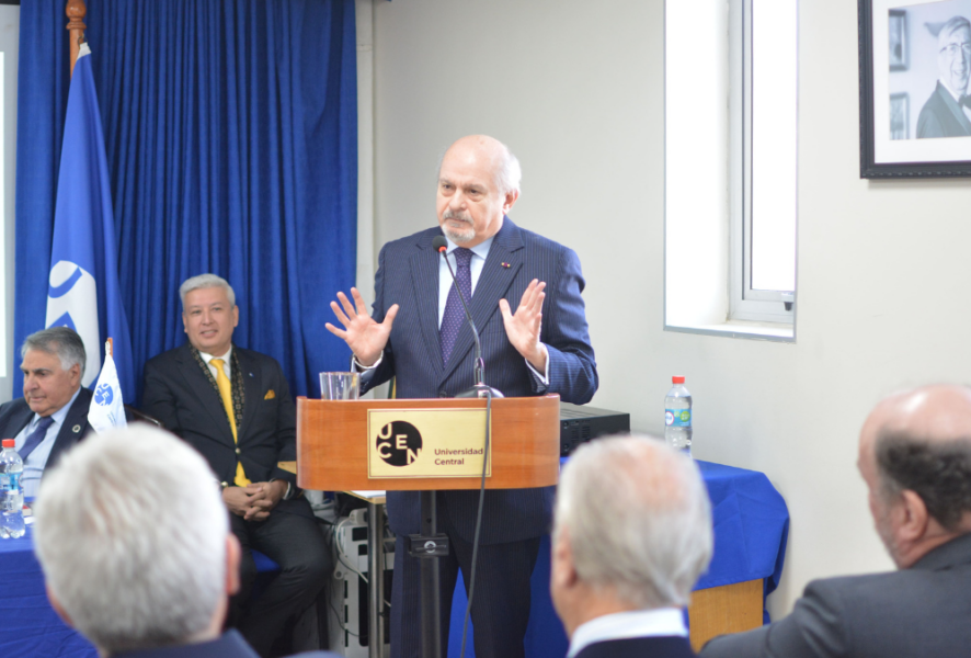 Pedro Cateriano dando su charla sobre la alianza Chile-Perú