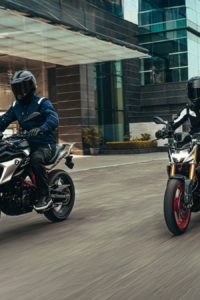 Dos personas conduciendo motos BMW Motorrad