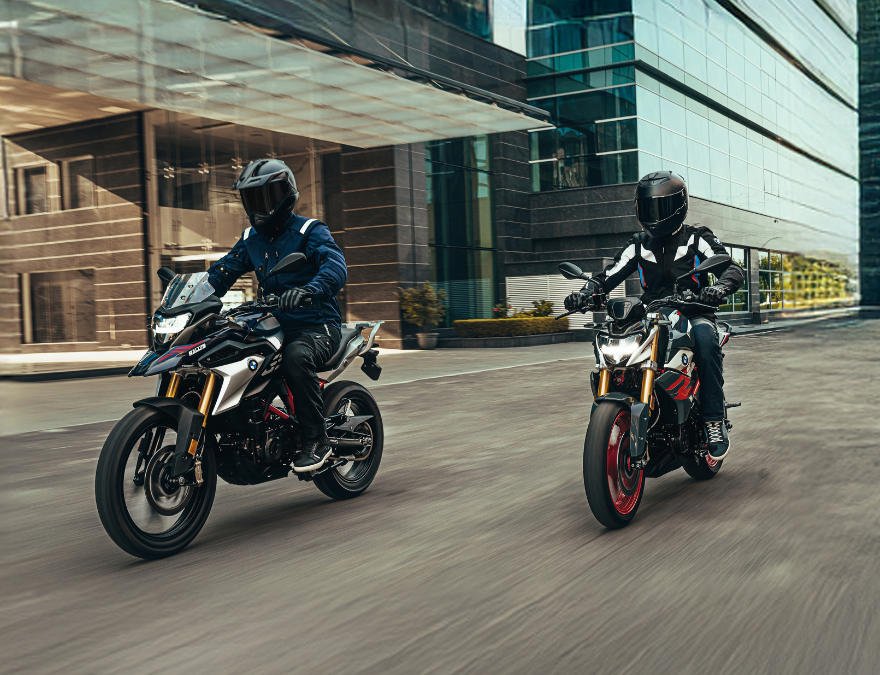 Dos personas conduciendo motos BMW Motorrad