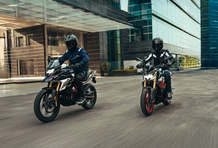 Dos personas conduciendo motos BMW Motorrad