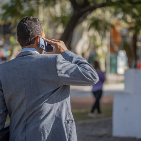 Persona hablando por teléfono Claro, empresa líder de portabilidad.