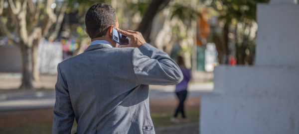Persona hablando por teléfono Claro, empresa líder de portabilidad.