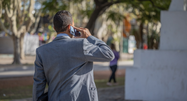Persona hablando por teléfono Claro, empresa líder de portabilidad.