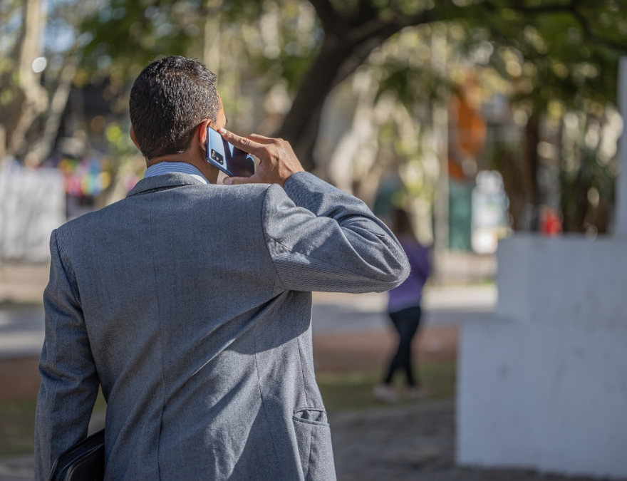 Persona hablando por teléfono Claro, empresa líder de portabilidad.