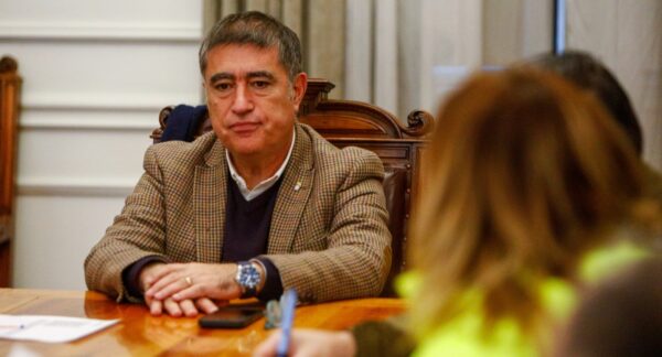 Alcalde Desbordes se lanza contra liceos emblemáticos
