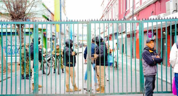 Retiro de toldos azules en Barrio Meiggs