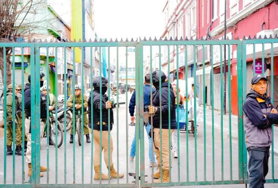 Retiro de toldos azules en Barrio Meiggs