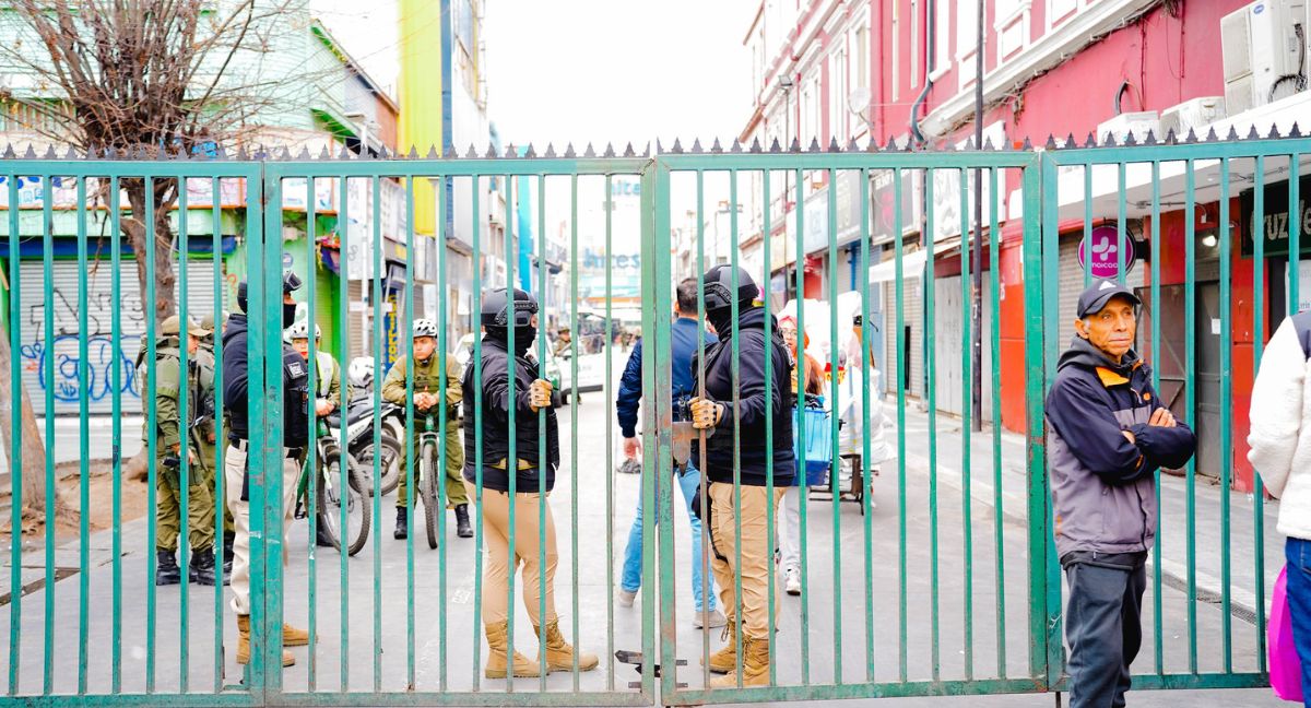 Retiro de toldos azules en Barrio Meiggs