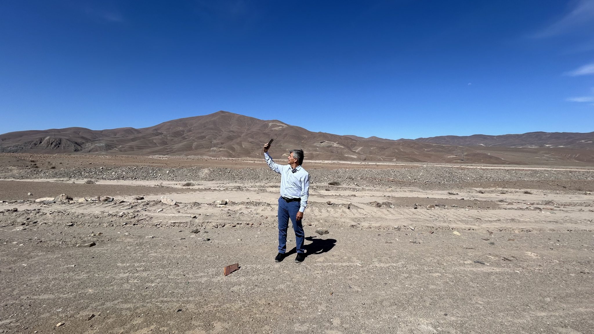 conexión satelital movil en el desierto