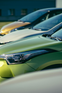 Autos que tienen seguro para vehículos híbridos o eléctricos.
