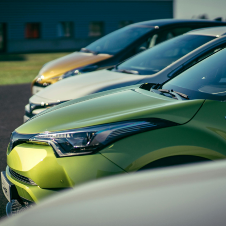 Autos que tienen seguro para vehículos híbridos o eléctricos.