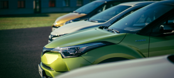 Autos que tienen seguro para vehículos híbridos o eléctricos.