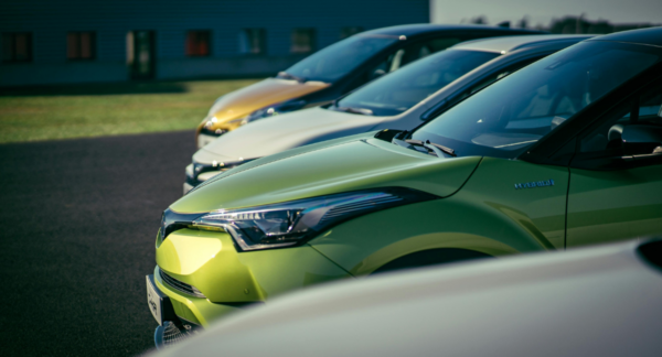 Autos que tienen seguro para vehículos híbridos o eléctricos.