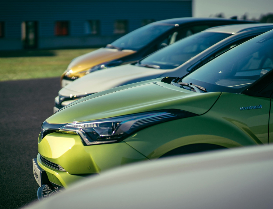 Autos que tienen seguro para vehículos híbridos o eléctricos.