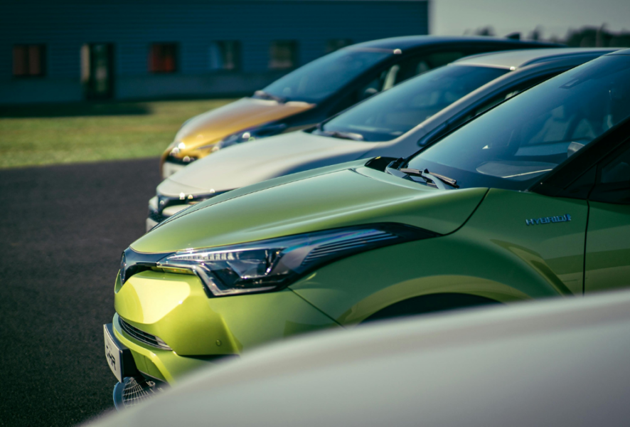 Autos que tienen seguro para vehículos híbridos o eléctricos.