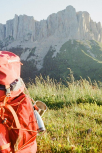 Fotografía que ilustra a una persona yendo a una aventura con su mochila y seguro de viaje.