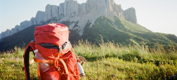 Fotografía que ilustra a una persona yendo a una aventura con su mochila y seguro de viaje.