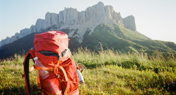 Fotografía que ilustra a una persona yendo a una aventura con su mochila y seguro de viaje.