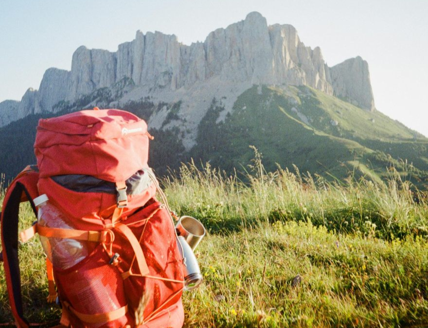 Fotografía que ilustra a una persona yendo a una aventura con su mochila y seguro de viaje.