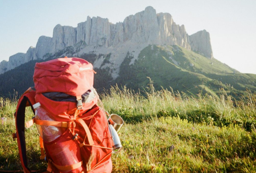 Fotografía que ilustra a una persona yendo a una aventura con su mochila y seguro de viaje.