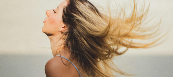 Mujer que usó consejos para mantener su cabello fuerte,