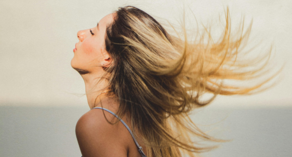 Mujer que usó consejos para mantener su cabello fuerte,