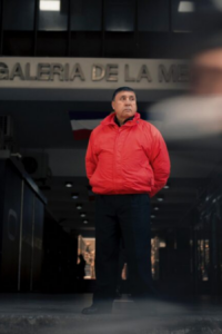 Uno de los guardias que se beneficiará por las posibles cinco medidas para mejorar la seguridad privada.