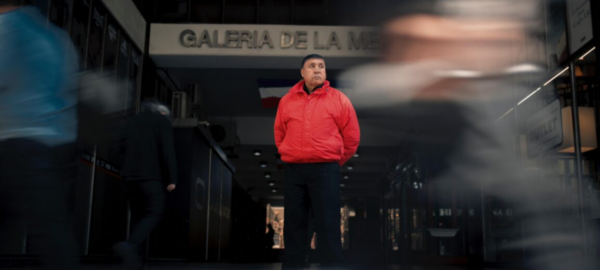 Uno de los guardias que se beneficiará por las posibles cinco medidas para mejorar la seguridad privada.