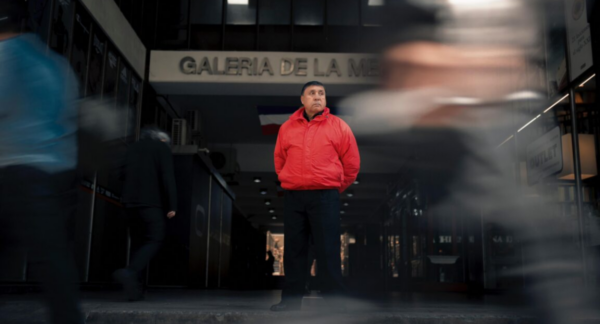 Uno de los guardias que se beneficiará por las posibles cinco medidas para mejorar la seguridad privada.