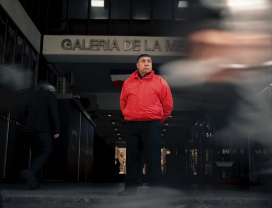 Uno de los guardias que se beneficiará por las posibles cinco medidas para mejorar la seguridad privada.