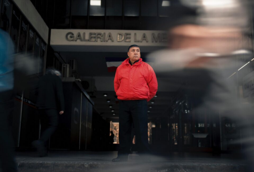 Uno de los guardias que se beneficiará por las posibles cinco medidas para mejorar la seguridad privada.