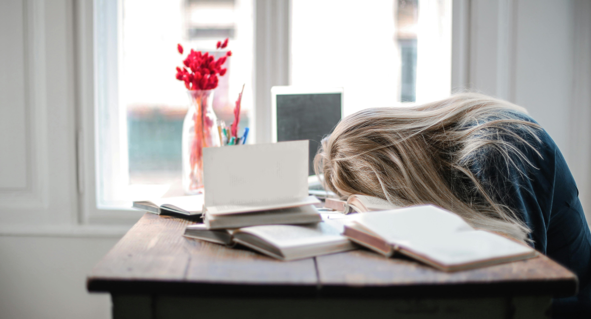 Mujer de la generación z cansada de trabajar.