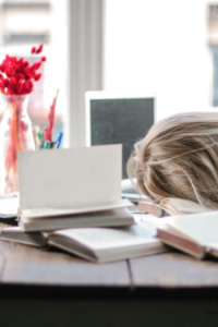 Mujer de la generación z cansada de trabajar.