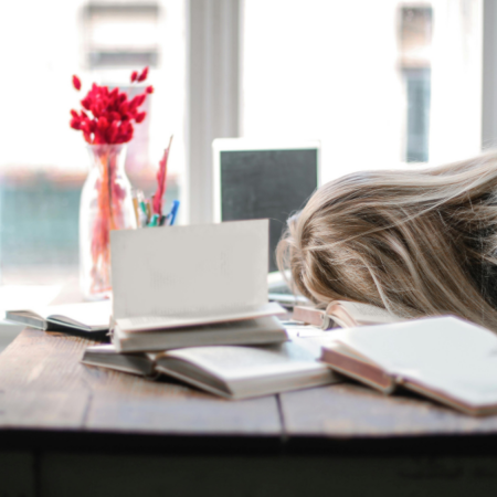 Mujer de la generación z cansada de trabajar.
