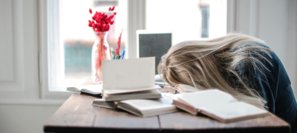 Mujer de la generación z cansada de trabajar.