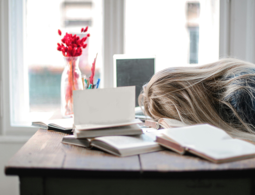 Mujer de la generación z cansada de trabajar.