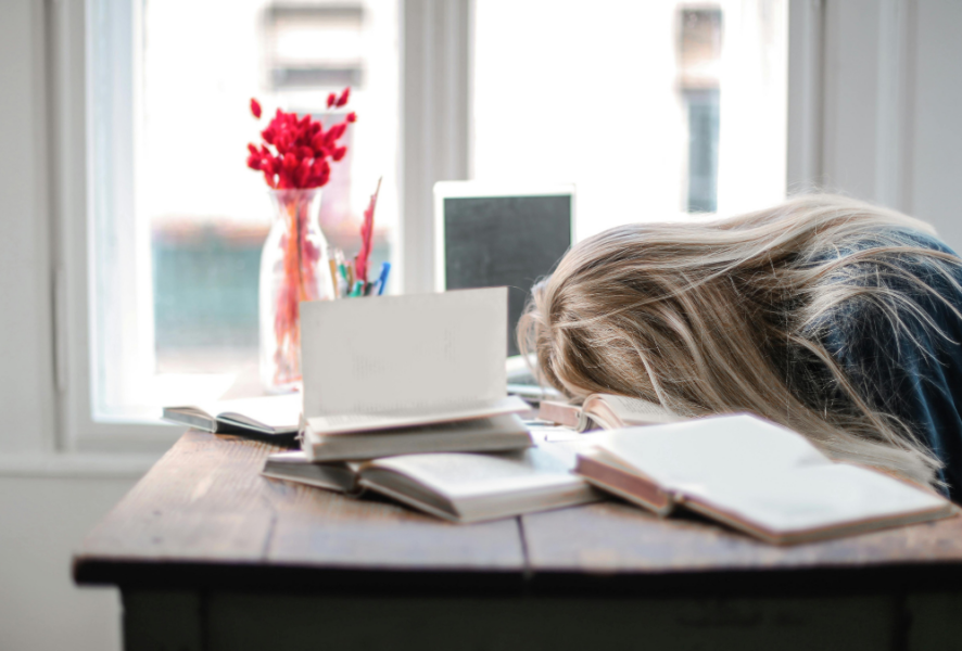 Mujer de la generación z cansada de trabajar.