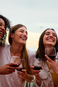 Mujeres disfrutando de la Cava Jumbo.