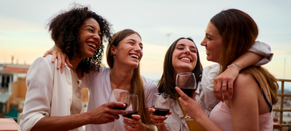 Mujeres disfrutando de la Cava Jumbo.