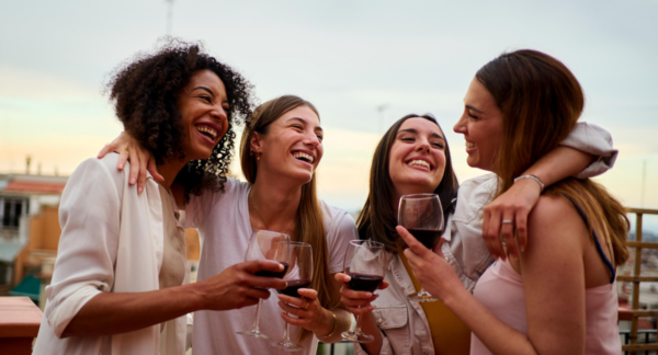 Mujeres disfrutando de la Cava Jumbo.