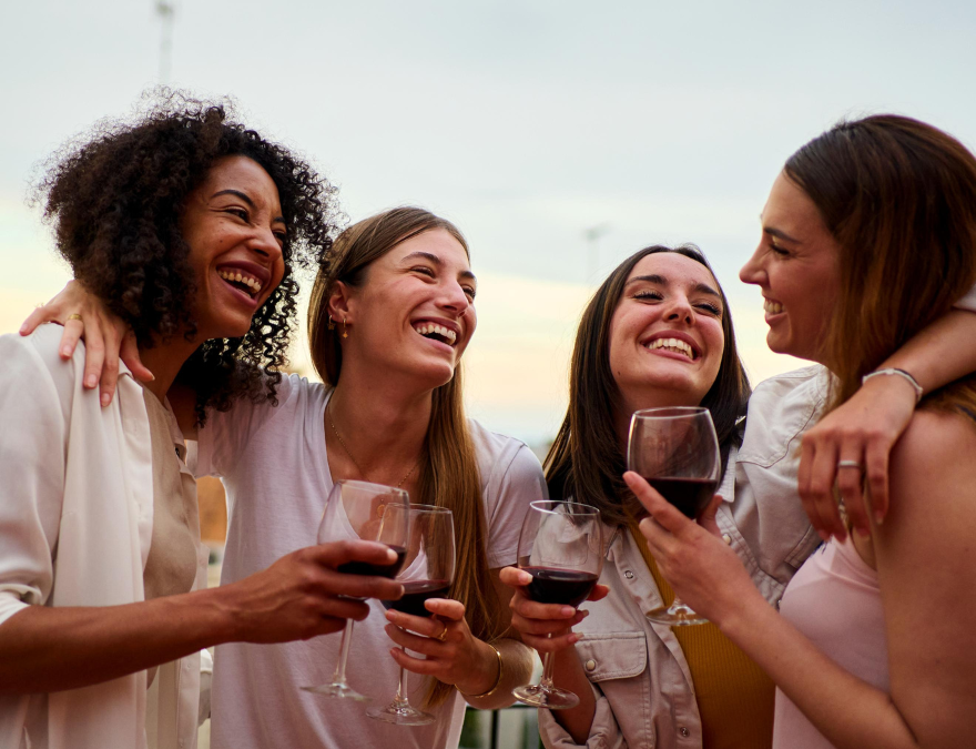 Mujeres disfrutando de la Cava Jumbo.