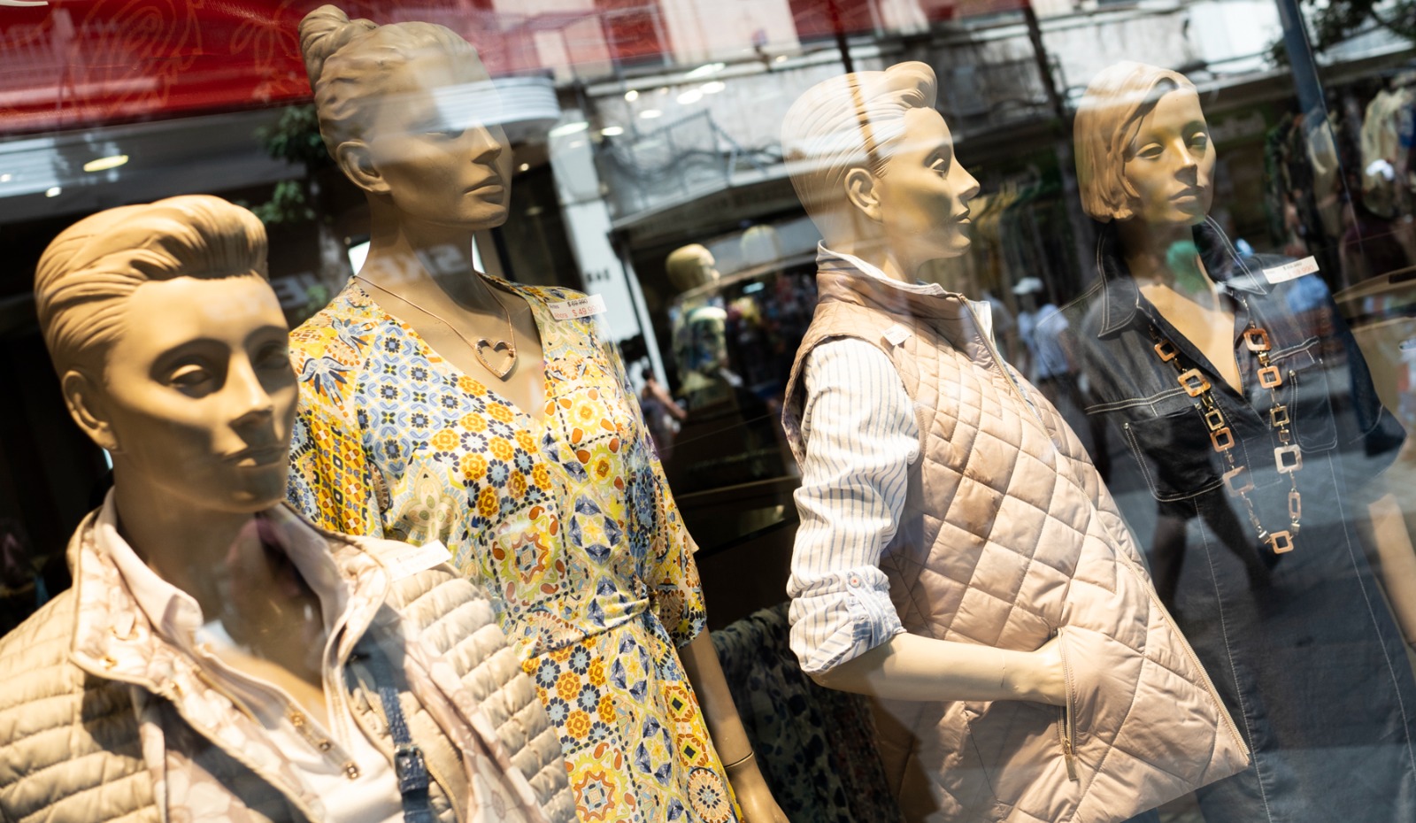 Old Navy, Roxy, Esprit, Calzedonia y otras tiendas: las razones detrás de la ola de marcas internacionales que han decidido abandonar Chile
