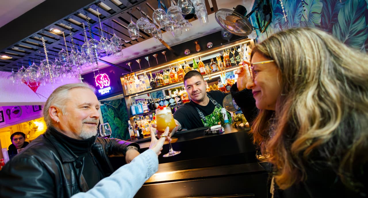 Casa Conejo: el bar de Ñuñoa para adultos entre 35 y 45 años que busca revivir la bohemia del barrio y reunir a desconocidos