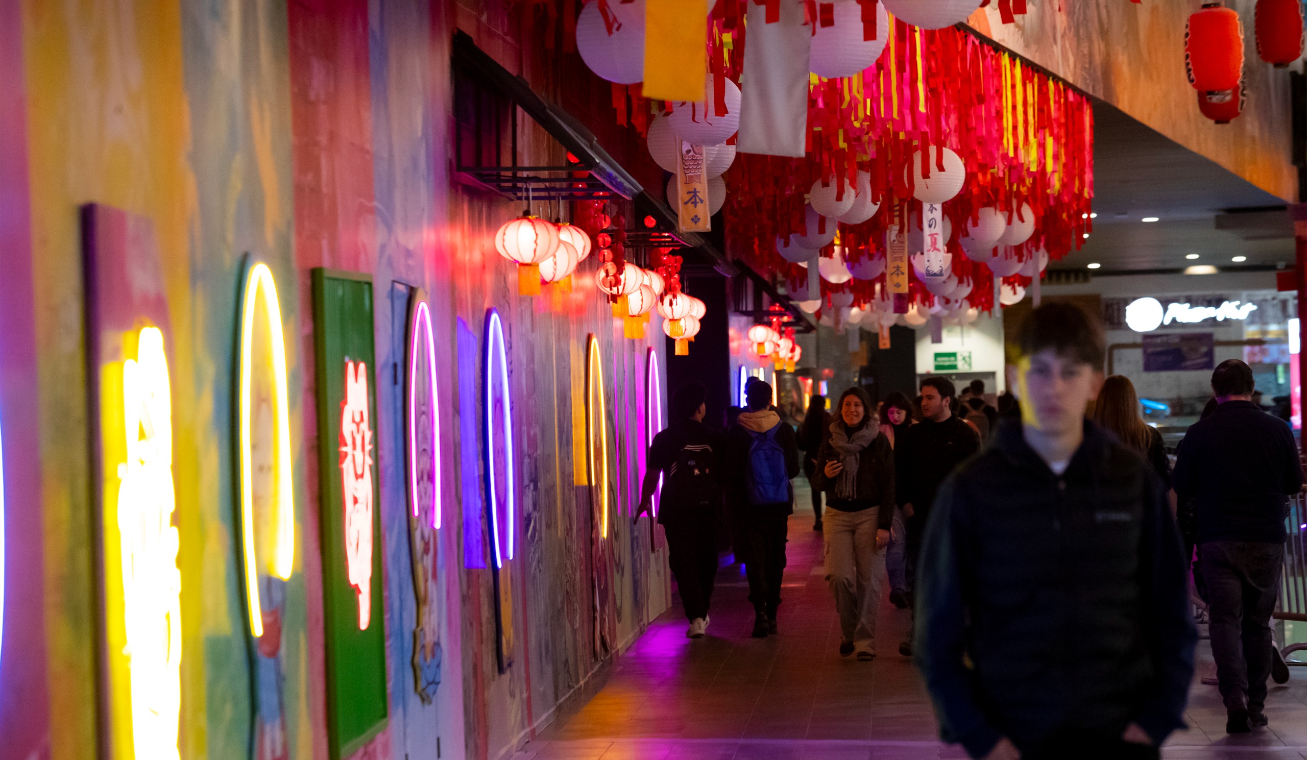 Mallplaza Los Dominicos inauguró Callejón Asiático: reúne variada oferta gastronómica, un espacio para el karaoke y un panda gigante